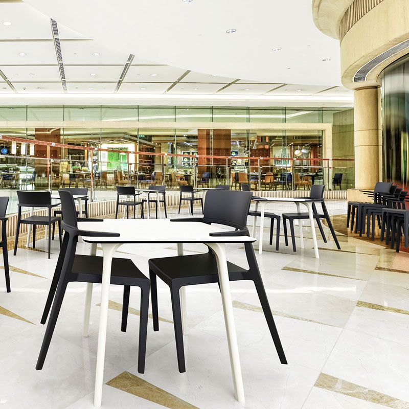 Plus - En stapelbar stol med armstöd