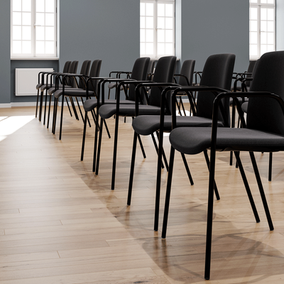 Tygklädd stapelbar stol med armstöd - Choice