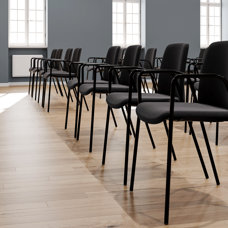 Tygklädd stapelbar stol med armstöd - Choice