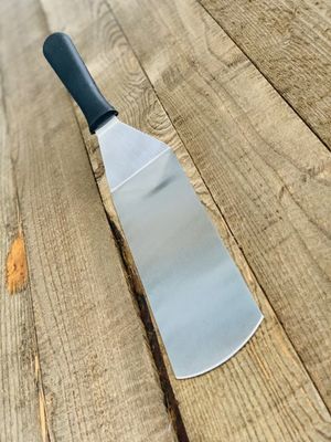 STEKSPADE I ROSTFRITT STÅL PLASTHANDTAG