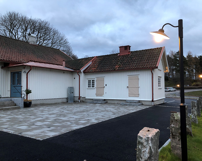 Armaturhus stall svart för stolpe 48 mm