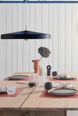 Pendellampa Svart Metall. Pulverlackerad OYOY LIVING