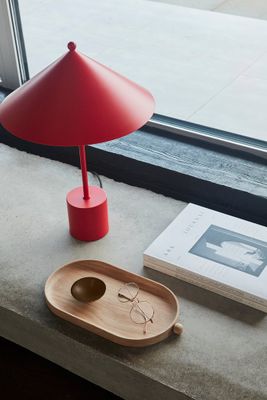 Bordslampa Körsbärsröd Metall. Pulverlackerad OYOY LIVING