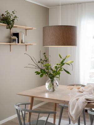 Sara Taklampa Linne Mocca 55cm | PR Home