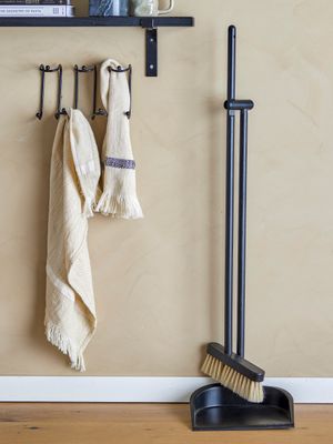 Sopskyffel och borste Svart Bok (träd) Cleaning Set om 2 | Bloomingville