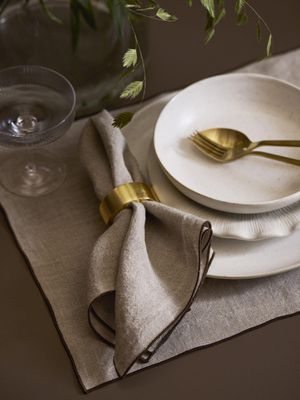 Celine Servett Mörk nougat 45x45cm | Svanefors