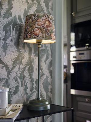 Lottie Lampfot Grön 45cm | PR Home