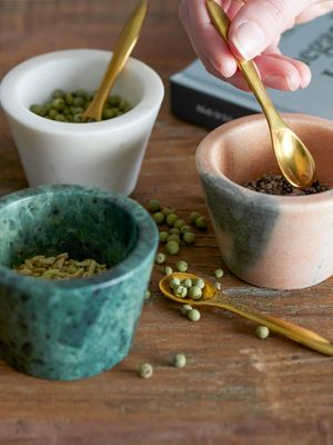 Saltburk med sked Rosa Marmor | Bloomingville Creative