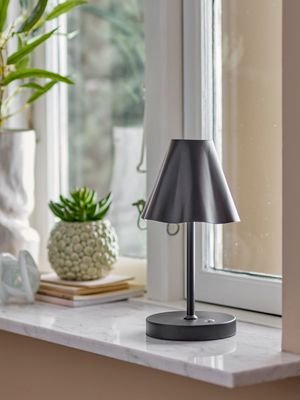 Portabel lampa, uppladdningsbar Svart Metall Lianna | Bloomingville