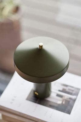 Bordslampa Oliv Stål. Mässing OYOY LIVING