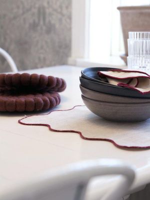 Svanefors Nisha Grytunderlägg Vinröd 20 cm