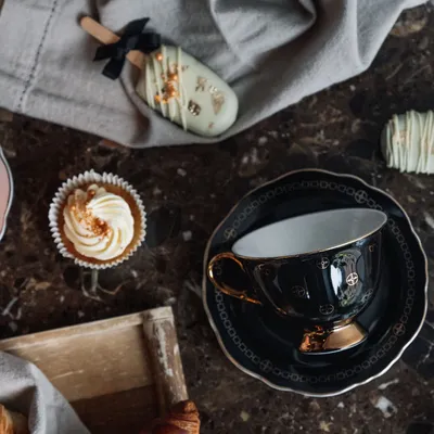 Hilke Collection Kopp med fat - Anima Gemella Nero