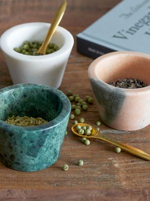 Saltburk med sked Rosa Marmor | Bloomingville Creative