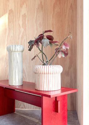 OYOY Aki Vas Mörk Stengods