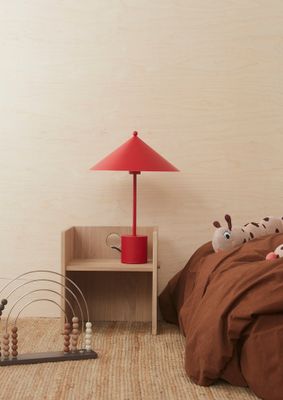 Bordslampa Körsbärsröd Metall. Pulverlackerad OYOY LIVING