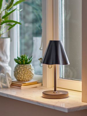 Portabel lampa, uppladdningsbar Svart Metall Lianna | Bloomingville