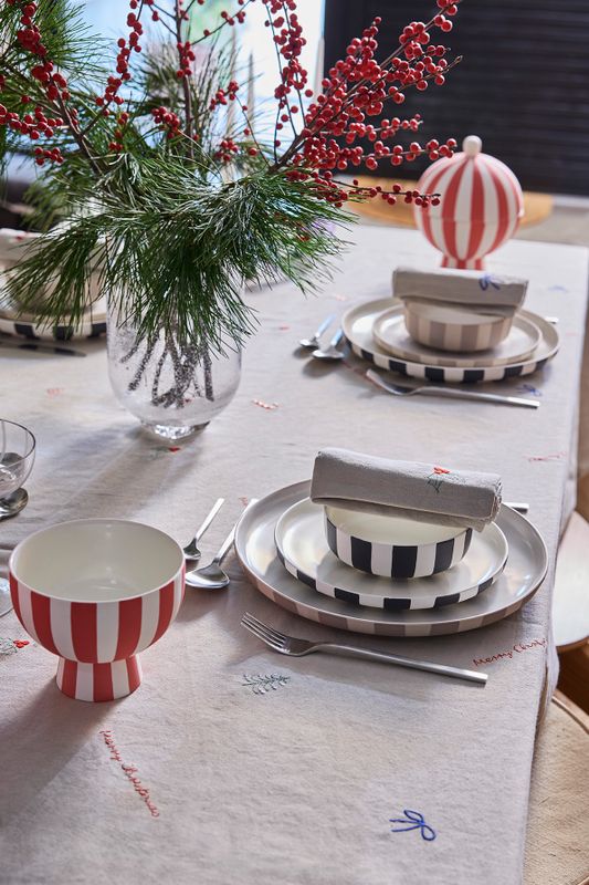 OYOY-L301350-Christmas-Napkin-L301351-Christmas-Tablecloth-L301188-Toppu-Bowl-L301194-Toppu-Lunch-Plate-L301195-Toppu-Dinner-Plate-L301347-Toppu-Bonbonniere_r44dgk
