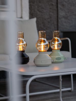 PR Home Glimt BordslampaIP44 Laddbar sand/amber