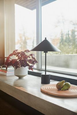 Bordslampa Svart Metall. Pulverlackerad OYOY LIVING