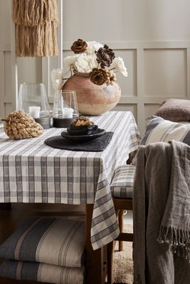 Jakobdahls Quadro Duk 140x260 cm Svart/Offwhite