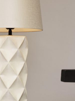 Hazel Lampfot 64cm Sofia Carnaby Skärm Pärlemo | PR Home
