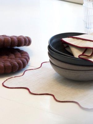 Svanefors Nisha Grytunderlägg Vinröd 20 cm