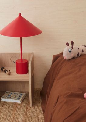 OYOY Kasa Bordslampa Körsbärsröd Metall