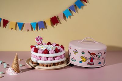 Muurla Pippi Tårtfat med kupa Birthday