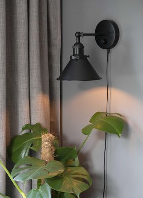 Anton Vägglampa Svart 18cm | PR Home