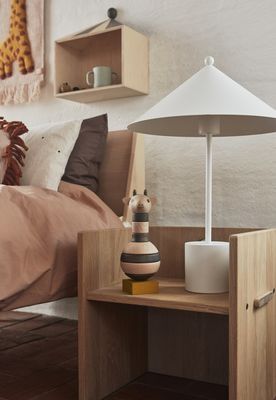 Bordslampa Offwhite Metall. Pulverlackerad OYOY LIVING