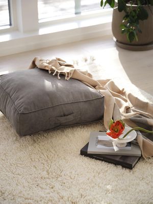 Lycke Sittpuff Mörkbrun 50x50x15cm | Svanefors