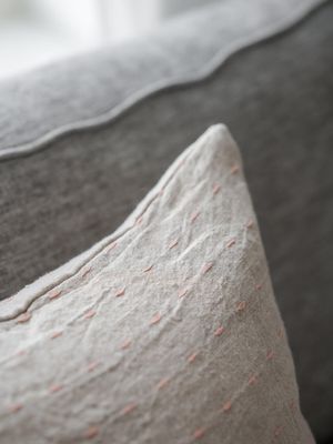Harriet Kuddfodral Korall 50x50cm | Svanefors