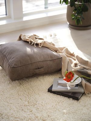 Lycke Sittpuff Ljusbrun 50x50x15cm | Svanefors