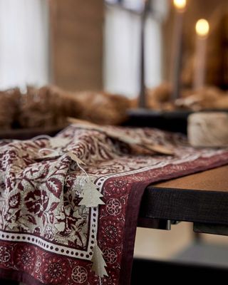 Jakobsdals Zerisse Duk 140x280 cm Beige/Vinröd