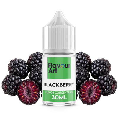 Flaska med Blackberry från Flavour Art framför mogna björnbär.