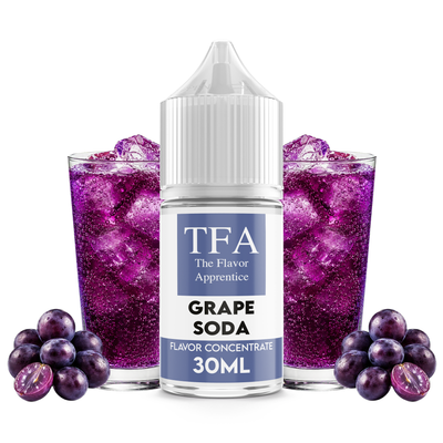 Flaska med Grape Soda från The Flavor Apprentice framför ett glas vindruvsläsk med is.