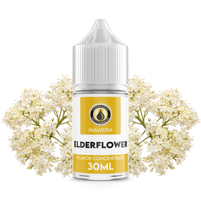 Flaska med Elderflower från Inawera framför fläderblommor och ett glas fläderblomssaft.