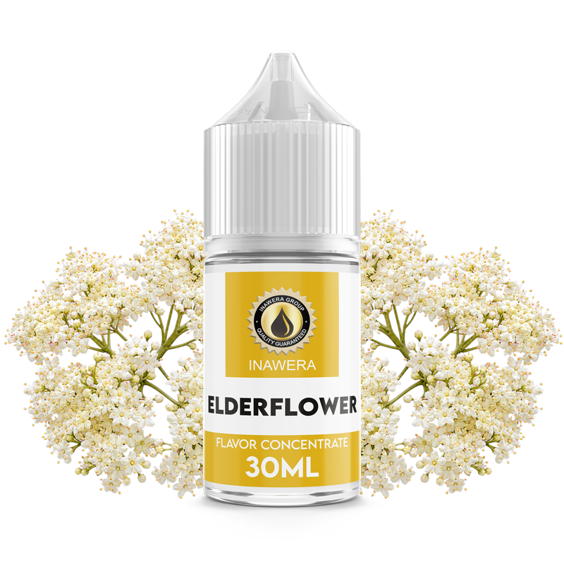 Flaska med Elderflower från Inawera framför fläderblommor och ett glas fläderblomssaft.