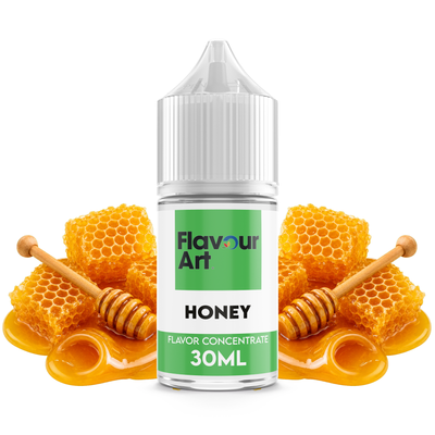 Flaska med Honey från Flavour Art framför gyllene honung och blommande ängsblommor.
