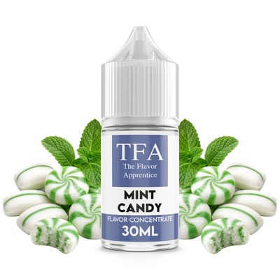 Flaska med Mint Candy från The Flavor Apprentice framför klassiska mintkarameller.
