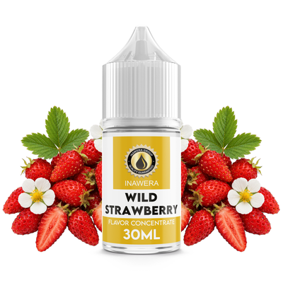 Flaska med Wild Strawberry från Inawera framför vilda jordgubbar.