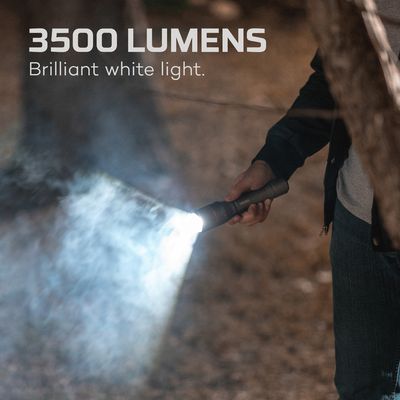 Kraftfull ficklampa med hela 3500 lumen.