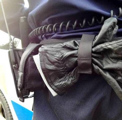 svensk polis handskhållare