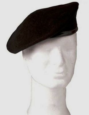 Svart militär basker