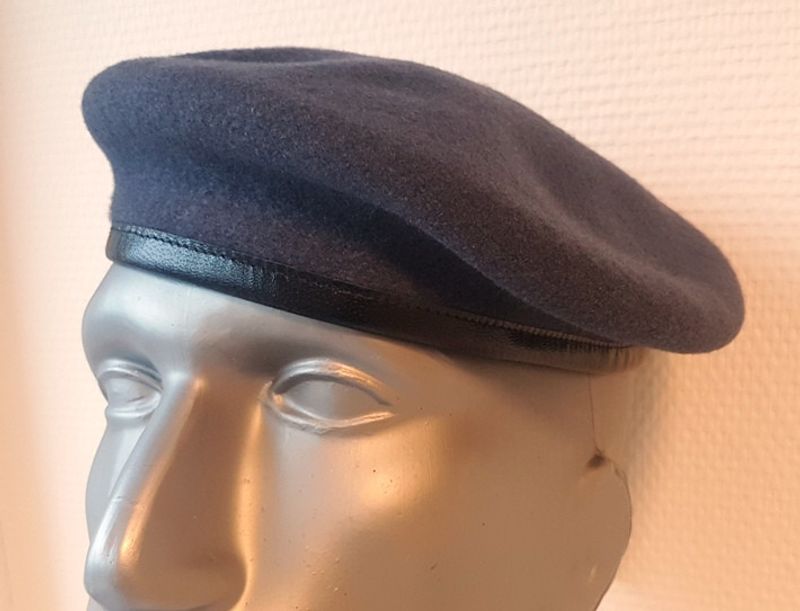Grå militärbasker