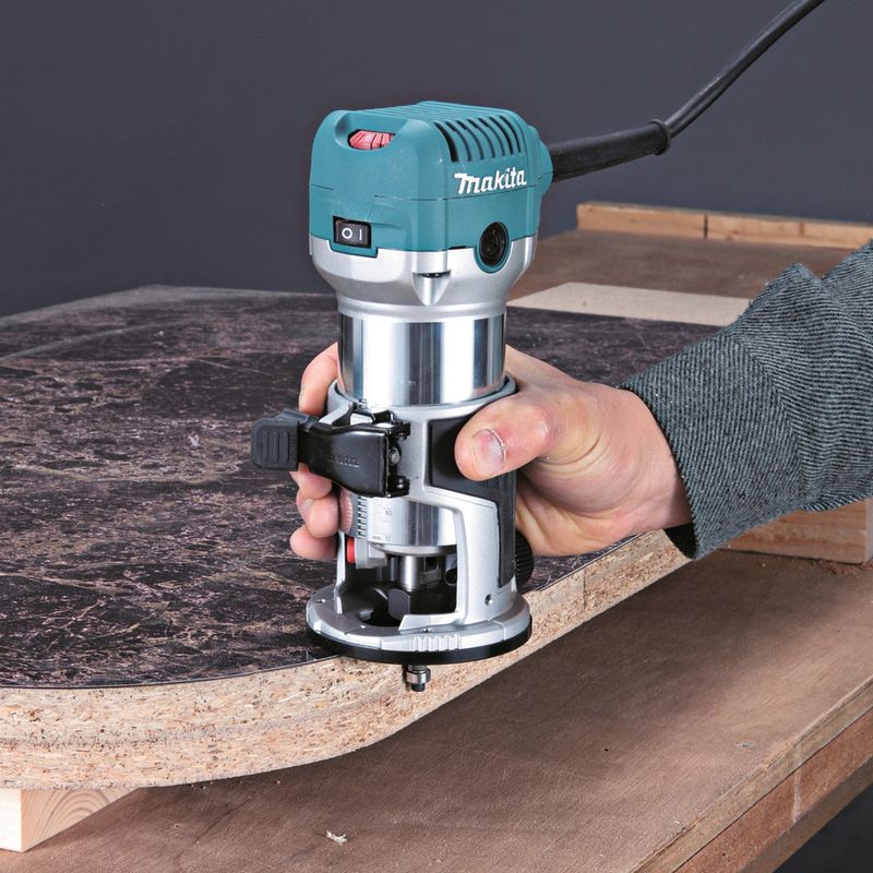 MAKITA MULTIFRÄS/KANTFRÄS RT0700CX5J MED TILLBEHÖR
