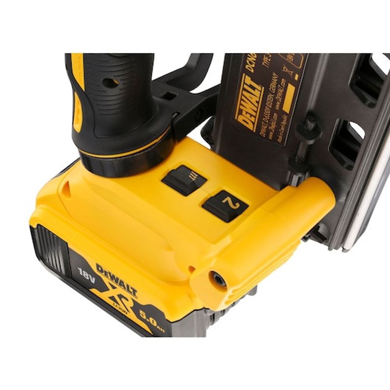 DEWALT SPIKPISTOL DCN692P2 18V (Med batteri och laddare)