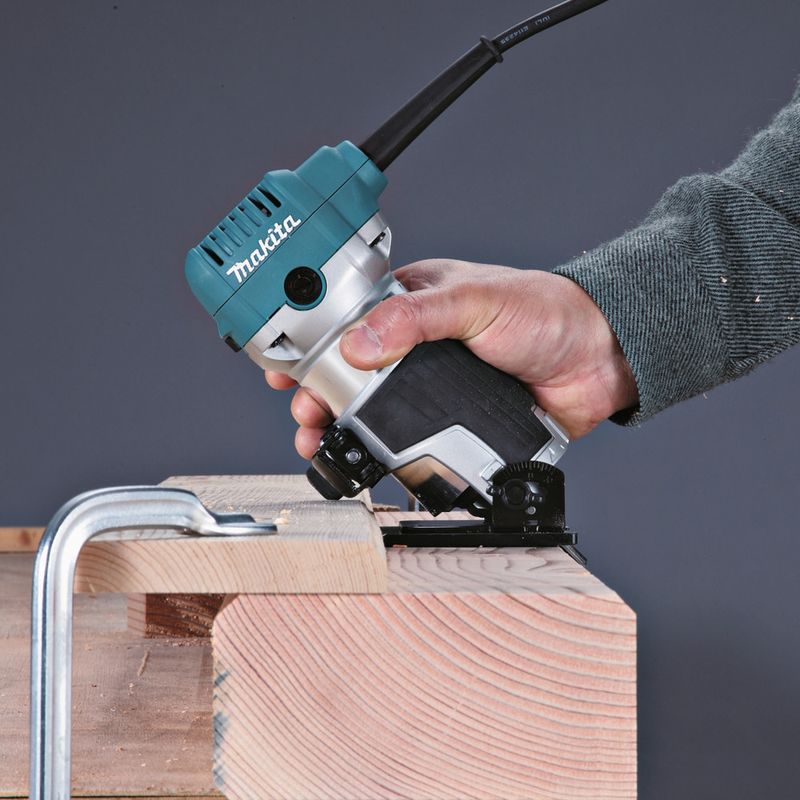 MAKITA MULTIFRÄS/KANTFRÄS RT0700CX5J MED TILLBEHÖR