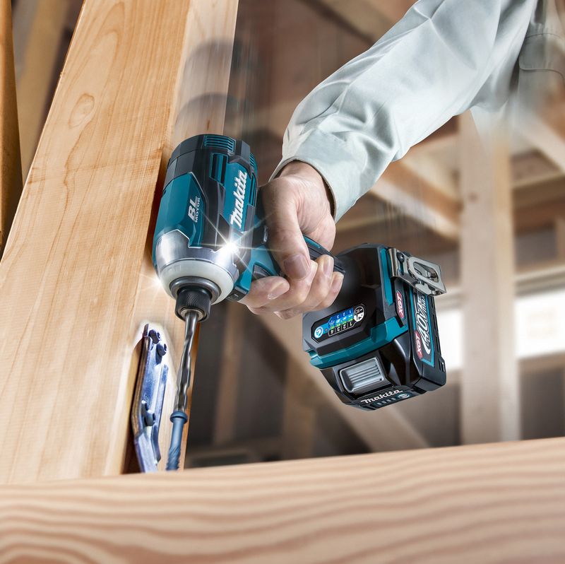 MAKITA SLAGSKRUVDRAGARE XGT TD001GM201 (Med batteri och laddare)