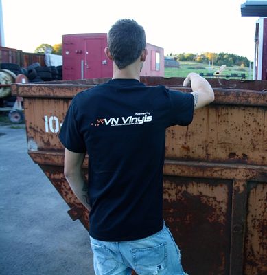 Powered by VN Vinyls, #LAYEDNOTSPRAYED T-Shirt Svart